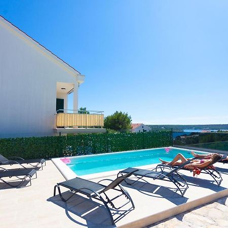 Apartment Jerry With Private Pool Milna  Eksteriør bilde