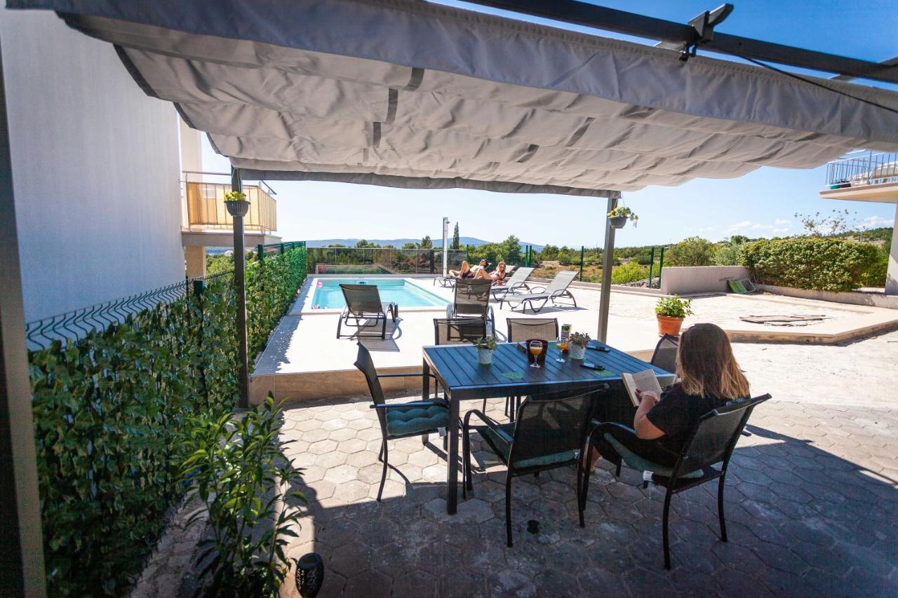 Apartment Jerry With Private Pool Milna  Eksteriør bilde
