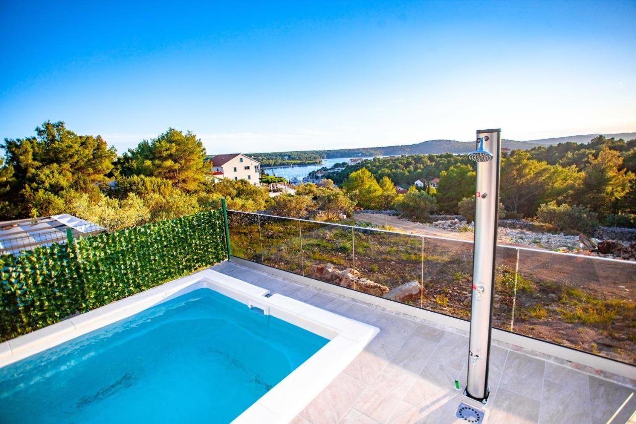 Apartment Jerry With Private Pool Milna  Eksteriør bilde